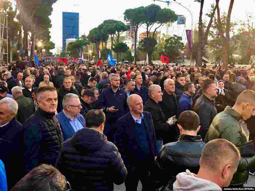 U Tirani su se 12. novembra okupili građani na protestu protiv vlade premijera Edija Rame, koji su organizovale opozicione stranke.