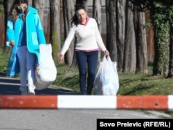 Bivša predsjednica Vrhovnog suda Crne Gore, Vesna Medenica (desno), napušta Istražni zatvor u Podgorici