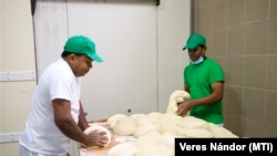Srí Lanka-i vendégmunkások dolgoznak egy pékségben a székelyföldi Ditróban 2020. február 3-án