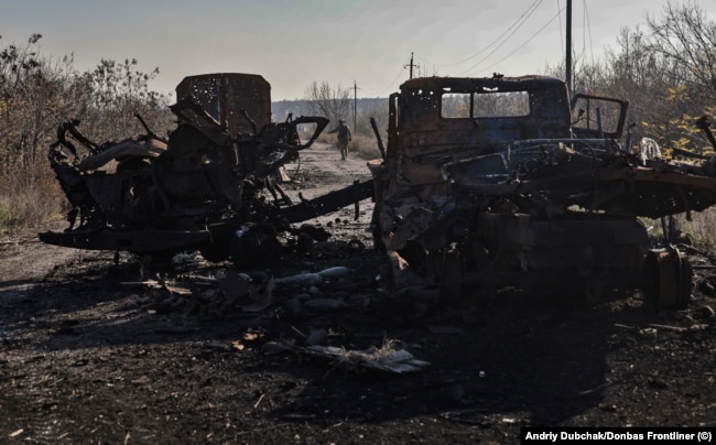 Automjete të shkatërruara nga luftimet ne Herson, Ukrainë.