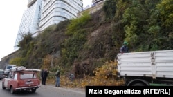 King David-თან ჩამოშლილი მიწისგან და მცენარეებისგან საავტომობილო გზის გაწმენდის პროცესი