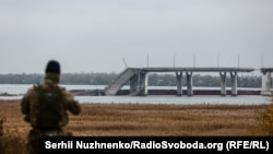 Разрушенный войсками РФ Антоновский мост в Херсонской области, ноябрь 2022 года