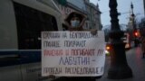 A conscript's mother protests in St. Petersburg in front of the headquarters of the Western Military District.