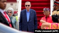 Ինդոնեզիա - Թուրքիայի նախագահ Ռեջեփ Էրդողանը՝ կնոջ հետ, ժամանում է Բալի՝ մասնակցելու Մեծ քսանյակի գագաթնաժողովին, 14-ը նոյեմբերի, 2022թ.