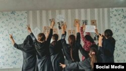 Tiltakozó iráni diáklányok egy teheráni iskolában, miután letépték a falról az iszlám köztársaságot alapító Homeini ajatollah képeit tavaly októberben