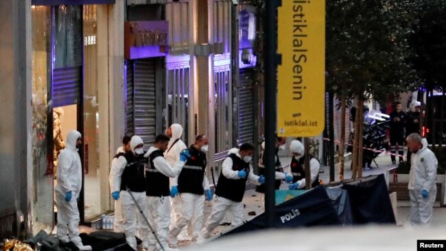 Policija na mjestu eksplozije u prometnoj pješačkoj ulici Istiklal, 13. novembra 2022.