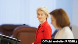 Președinta Comisiei Europene, Ursula von der Leyen, la o conferință de presă cu președinta moldoveană Maia Sandu, la Chișinău, înainte să anunțe un nou pachet de ajutoare pentru R. Moldova, pe 10 noiembrie 2022 