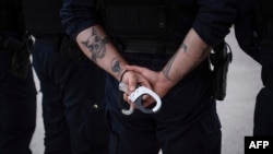 Policajcima u Srbiji su na službenoj dužnosti zabranjeni brada, dugački brkovi, šiške, minđuše, pirsinzi i tetovaže vidljive građanima, odnosno obavezno je da ih pokriju ako su na rukama (ilustrativna fotografija)