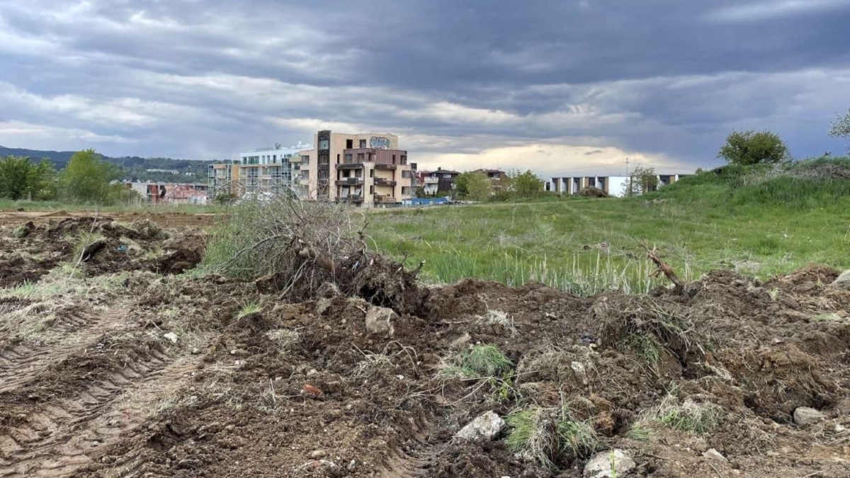 Това е едно малко парче земя в София. Наоколо всичко