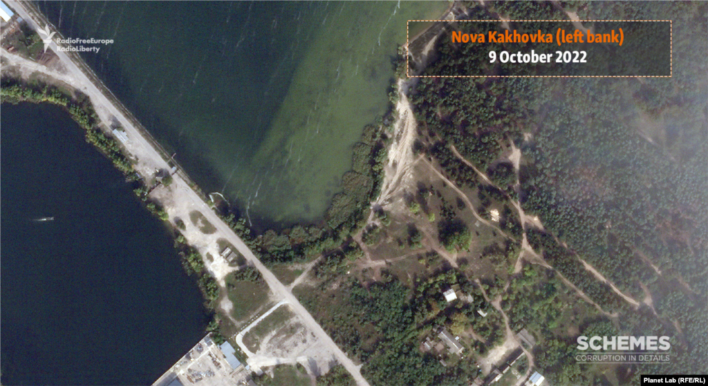 A satellite image taken on October 9 immediately upriver from the Nova Kakhovka dam, before Russian forces dug defensive fortifications.