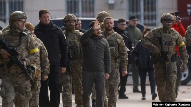 Президент Украины Владимир Зеленский прибыл в Херсон на церемонию поднятия флага после освобождения города от российской оккупации. 14 ноября 2022 года