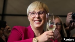Candidata liberală Natasa Pirc-Musar sărbătorește rezultatul alegerilor, 13 noiembrie 2022