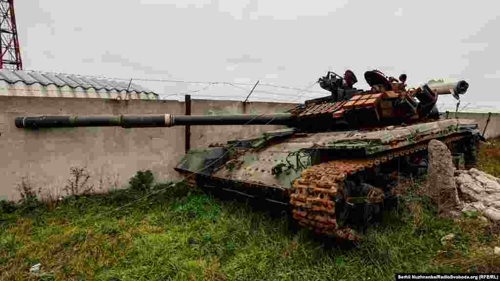 Уничтоженный российский танк недалеко от аэропорта &laquo;Херсон&raquo; в Чернобаевке, 13 ноября 2022 года