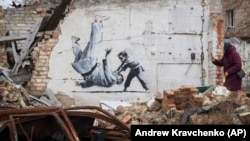 Работа британского стрит-артиста Бэнкси в Украине