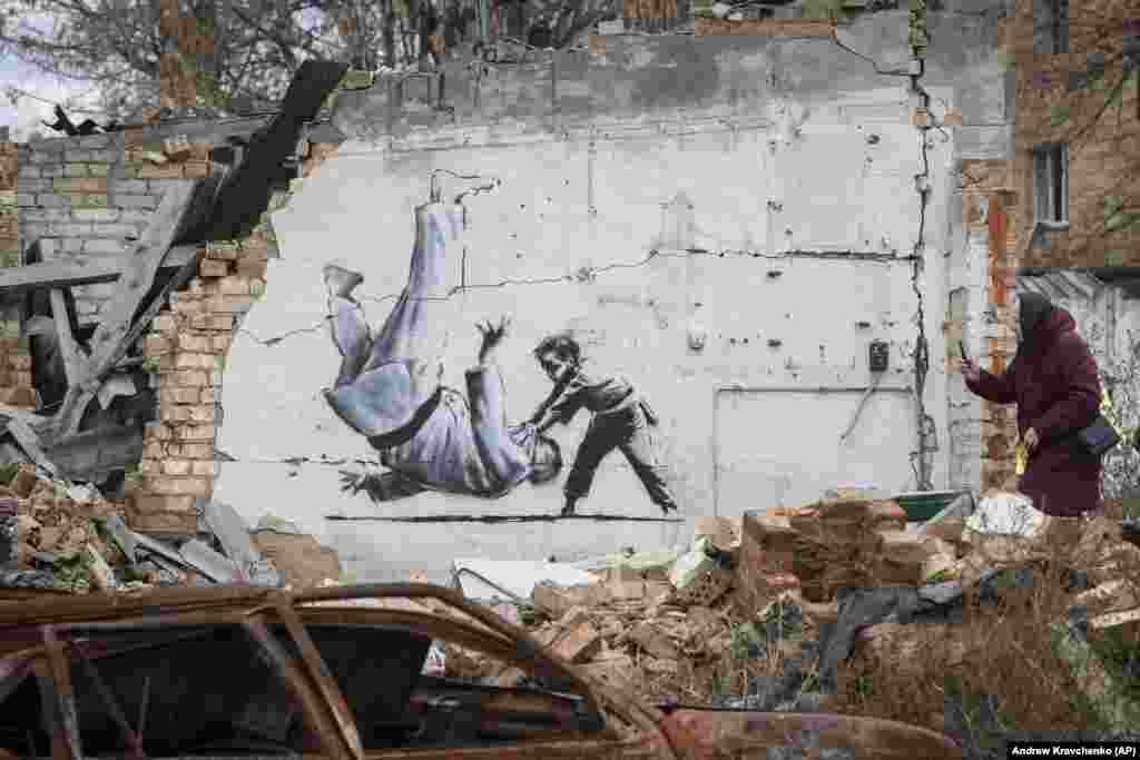 Banksy е псевдоним на все още анонимен уличен артист, чиито първи графити се появяват в края на 90-те години. Известно е, че е роден в британския град Бристол някъде през 70-те. Бил е описван от един единствен журналист, който твърди, че го е виждал, но това твърдение така и не е потвърдено по безспорен начин.