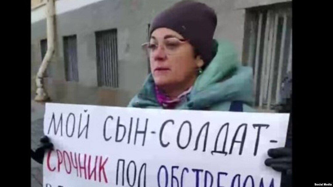 Мать солдата-срочника на пикете. Скриншот видео телеграм-канала "Совет матерей и жен"