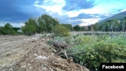  Тежка техника засипа и заравни една трета от блатото. 