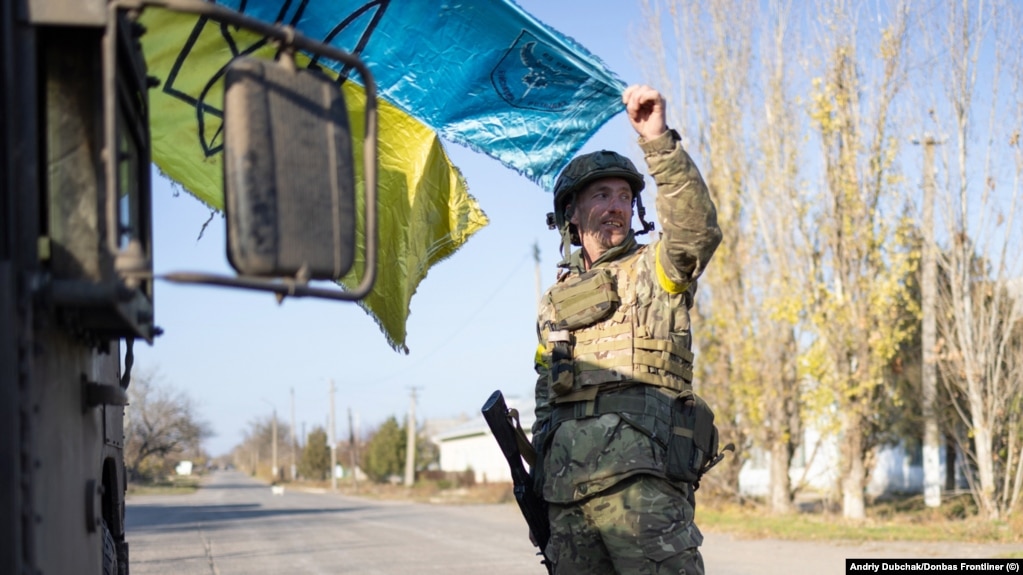 Український військовий у звільненому місті Снігурівці Миколаївської області, яке розташоване 50 кілометрів від Херсону, 10 листопада 2022 року