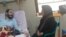 تصویری که از حضور مادر حسین رونقی بر بالین فرزندش در شبکه‌های اجتماعی منتشر شده است.