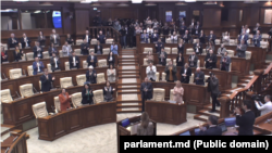 Метсола выступала на фоне аплодисментов депутатов от правящей партии «Действие и солидарность» (PAS)