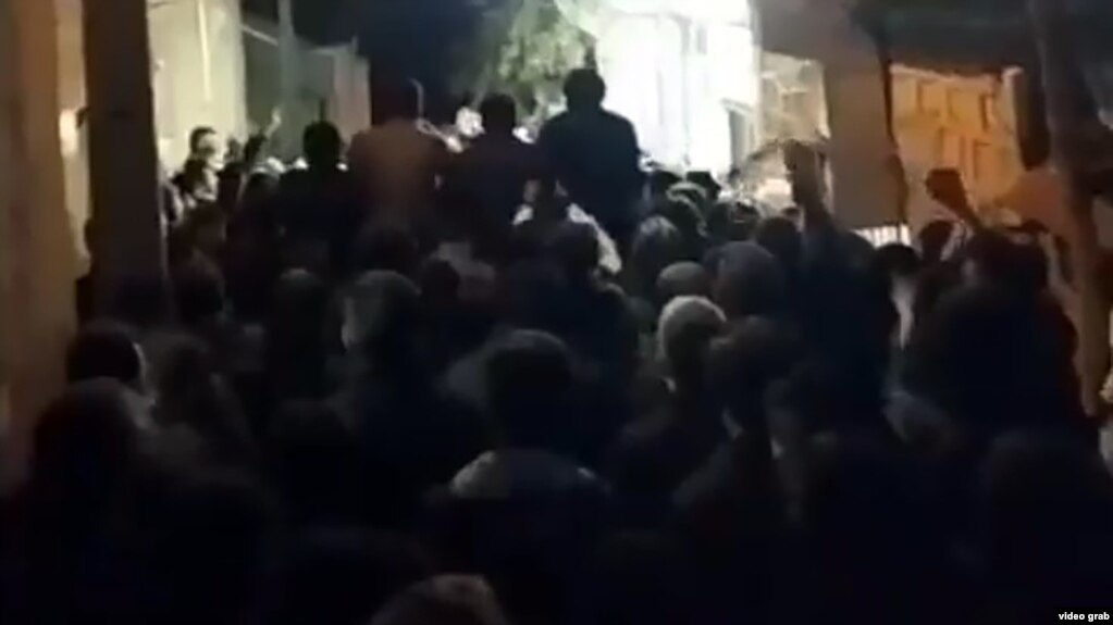 تصویری از تجمع شبانه اهالی روستای بیوران سردشت در اعتراض به کشتە‌شدن هیمن حمزه