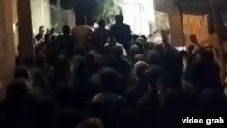 تصویری از تجمع شبانه اهالی روستای بیوران سردشت در اعتراض به کشتە‌شدن هیمن حمزه