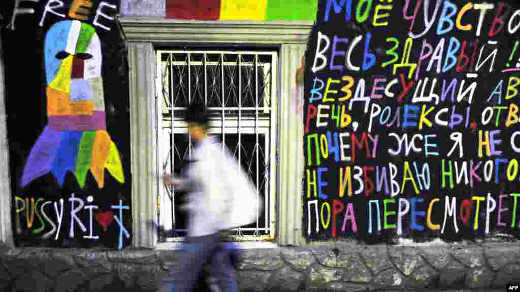 A man walks past grafitti in support of the punk collective Pussy Riot in central Moscow. (AFP/Andrei Smirnov)