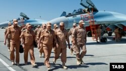 Русия Саклану министры Сергей Шойгу Хмеймим хәрби һава ныгытмасында. Архив фотосы