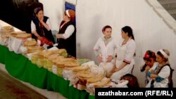 Хлебный ряд на выставке-ярмарке в Ашхабаде (архивное фото) 