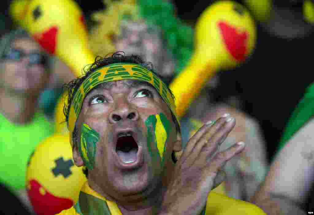 Вечером 17 апреля тысячи людей заполнили улицы крупнейших бразильских городов, когда парламентарии выносили решение об импичменте Дилмы Русеф. На фото &ndash; противники президента радуются решению об отставке. Сан-Паулу.