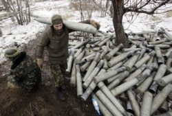 Українські артилеристи прикривають вогнем «кіборгів» Донецького аеропорту, село Піски під Донецьком, 8 грудня 2014 року