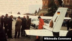 Mathias Rust, neprimjećen od radara se spustio na Crveni trg u Moskvi, 1987. 