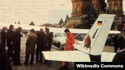 Матыяс Руст ля свайго самалёта на Краснай плошчы ў Маскве, 28 траўня 1987 году
