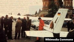 28 траўня 1987 году. Маціяс Руст пасьля таго, як пасадзіў самалёт ля Крамля. 