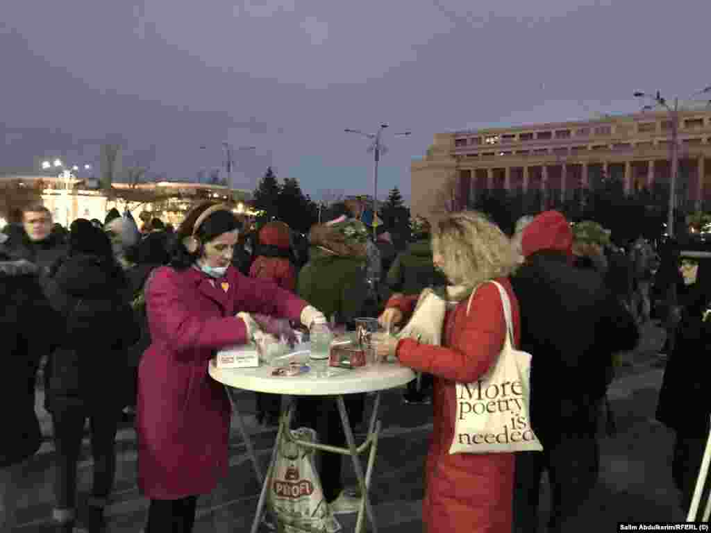 Ceai cald, înainte de a începe să ningă, oferit de două protestatare. Nu e nevoie doar de mai multă poezie, așa cum indică inscripția de pe sacoșa uneia dintre doamne. După cum a spus, pentru Europa Liberă, nu își face iluzii în privința abrogării ordonanței 7, însă nu renunță la sprijinirea statului de drept și la instaurarea domniei Legii în România.