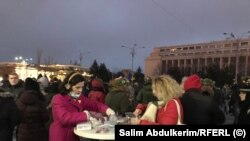 Ceai fierbinte oferit de protestatari în Piața Victoriei, foto, Salim Abdulkerim/RFERL