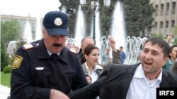 Polis "Gül bayramına yox" deyən gənci həbs edir, 10 may2009