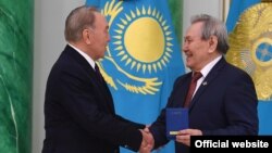Қазақстан президенті Нұрсұлтан Назарбаев жазушы Өтеген Оралбаевты мемлекеттік сыйлықпен марапаттап тұр. астана, 14 желтоқсан 2018 жыл.