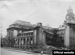 Aripa Galeriei Liebieghaus după distrugere în 1944 (Institut für Stadtgeschichte, Frankfurt am Main Photo: Heinrich Stürtz)