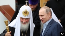 Президент Росії Володимир Путін (праворуч) і Московський патріарх Кирило, 11 липня 2017 року
