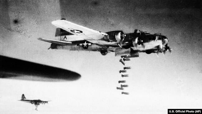 Американски бомбардировач B-17, наричан „Летяща крепост“ по време на операция близо до Дрезден. 6 февруари 1945 г.