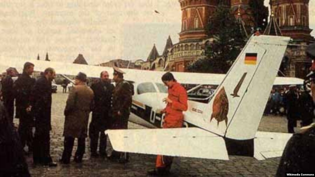 28 траўня 1987 году. Матыяс Руст пасьля таго, як пасадзіў самалёт ля Крамля. 