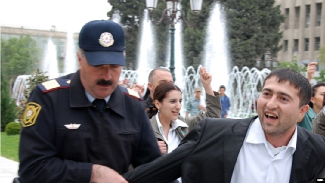 Polis "Gül bayramına yox" deyən gənci həbs edir, 10 may2009