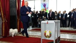 Лукашэнка на выбарчым участку разам з сваім сабакам. Менск, 26 студзеня 2025