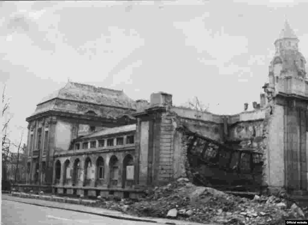 Liebieghaus după un bombardament aliat în 1944 (Institut für Stadtgeschichte, Frankfurt am Main Photo: Heinrich Stürtz).