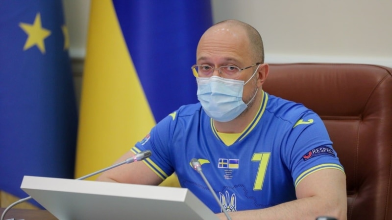 Украинската влада во националниот фудбалски дрес на седница 