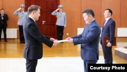 Элчи Азамат Үсөнов монгол президенти Халтмаагийну Баттулгага ишеним грамоталарын тапшырууда