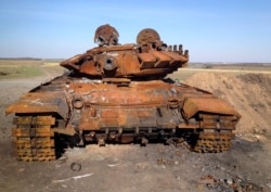 Танк Т-72, предположительно поступивший на вооружение сепаратистов из России, уничтоженный в районе населенного пункта Старобешево Донецкой области Украины, 2 октября 2014 года