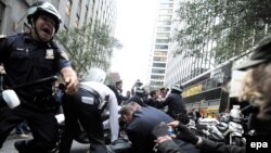 Нью-Йорк полициясе протест белдерүчеләрне тоткарлый