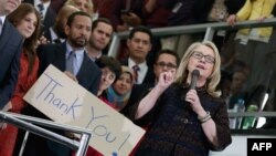 Hillary Klinton Döwlet Departamentiniň binasynyň oňünde öz işgärleri bilen hoşlaşýar. Waşington, 1-nji fewral, 2013.